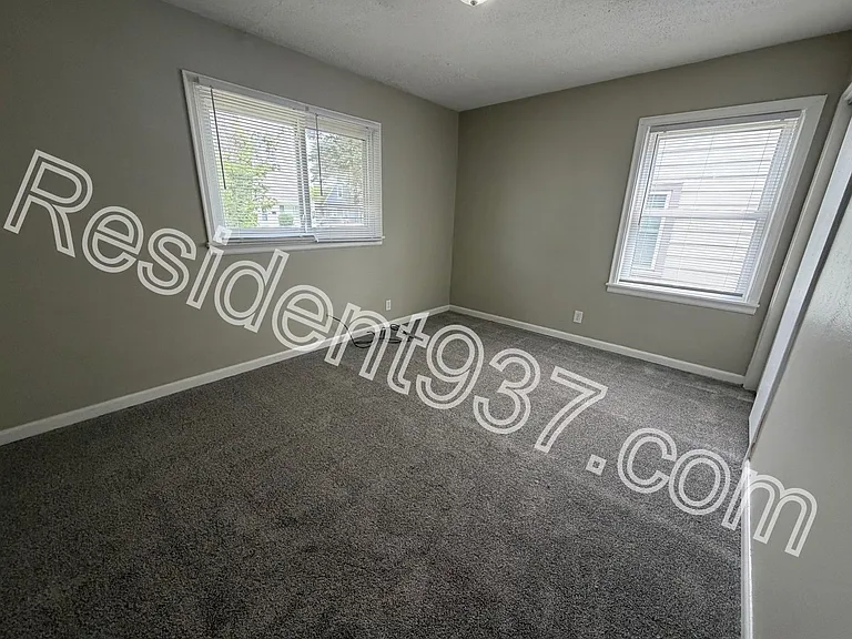 1047 Blakley Dr — Photo 4