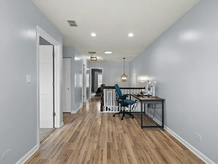 604 Lincoln Station Dr — Photo 15