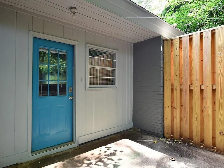 326 Mathews Ave #B — Photo 10