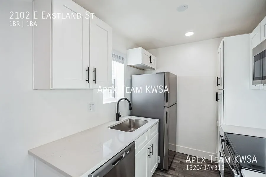 $925 Beautifully Updated 1 Bed | 1 Bath Unit Available For a Move-In ! — Photo 4