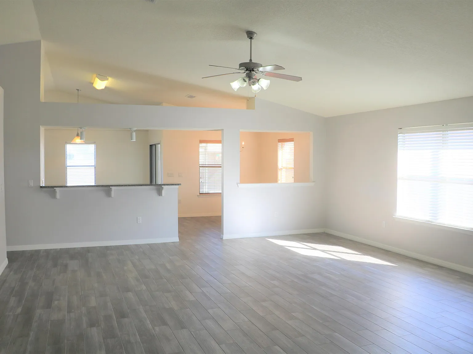 3 bed, 2.0 bath, 1809 sqft, $2,140 — Photo 4