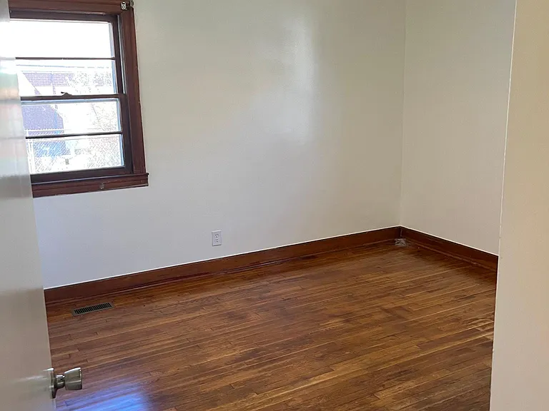 502 Grace St S — Photo 7