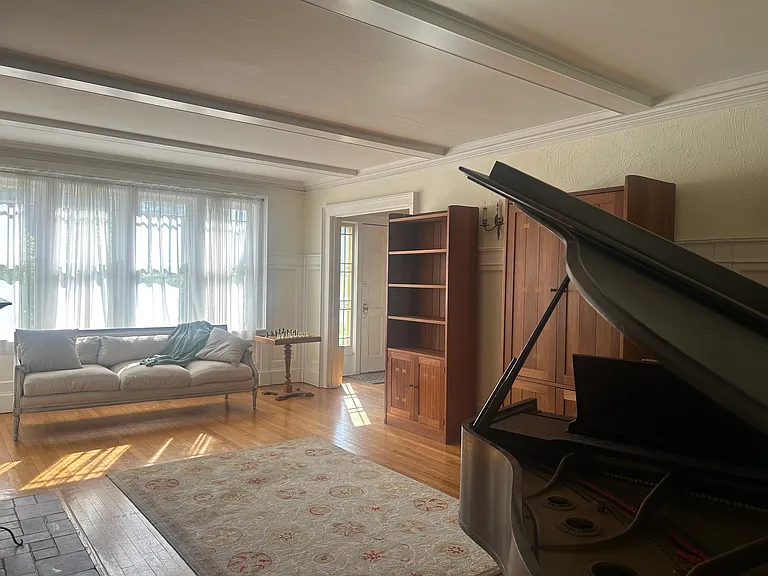 611 Glen St — Photo 4