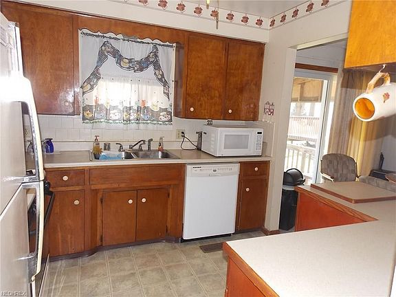 3rd image of 398 E Paige Ave