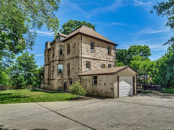 3rd image of 479 Woodside Ave