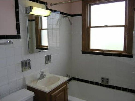 4th image of 572 S Stewart Ave