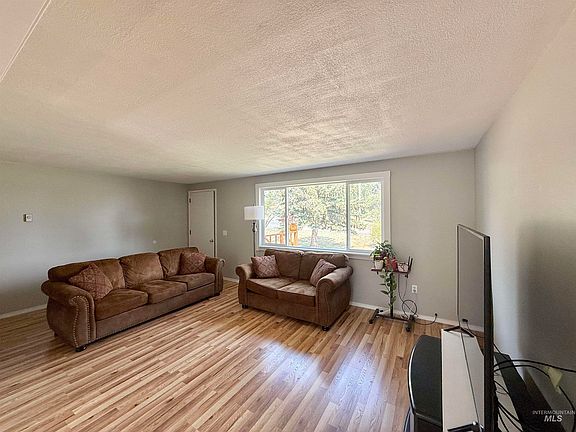 4th image of 810 4th Ave
