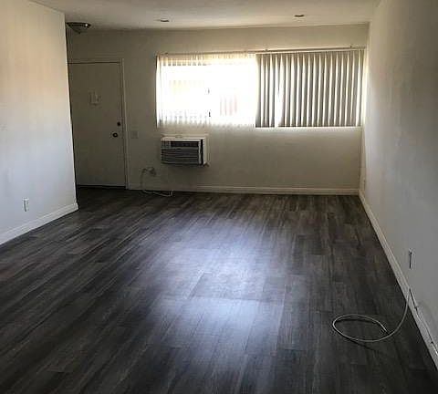 3rd image of 13919 Burbank Blvd APT 1