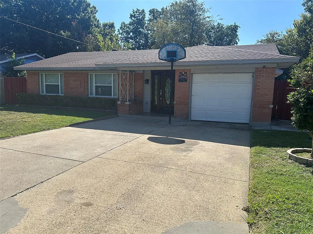 4 bed, 1131 sqft, $2,400 — Photo 2