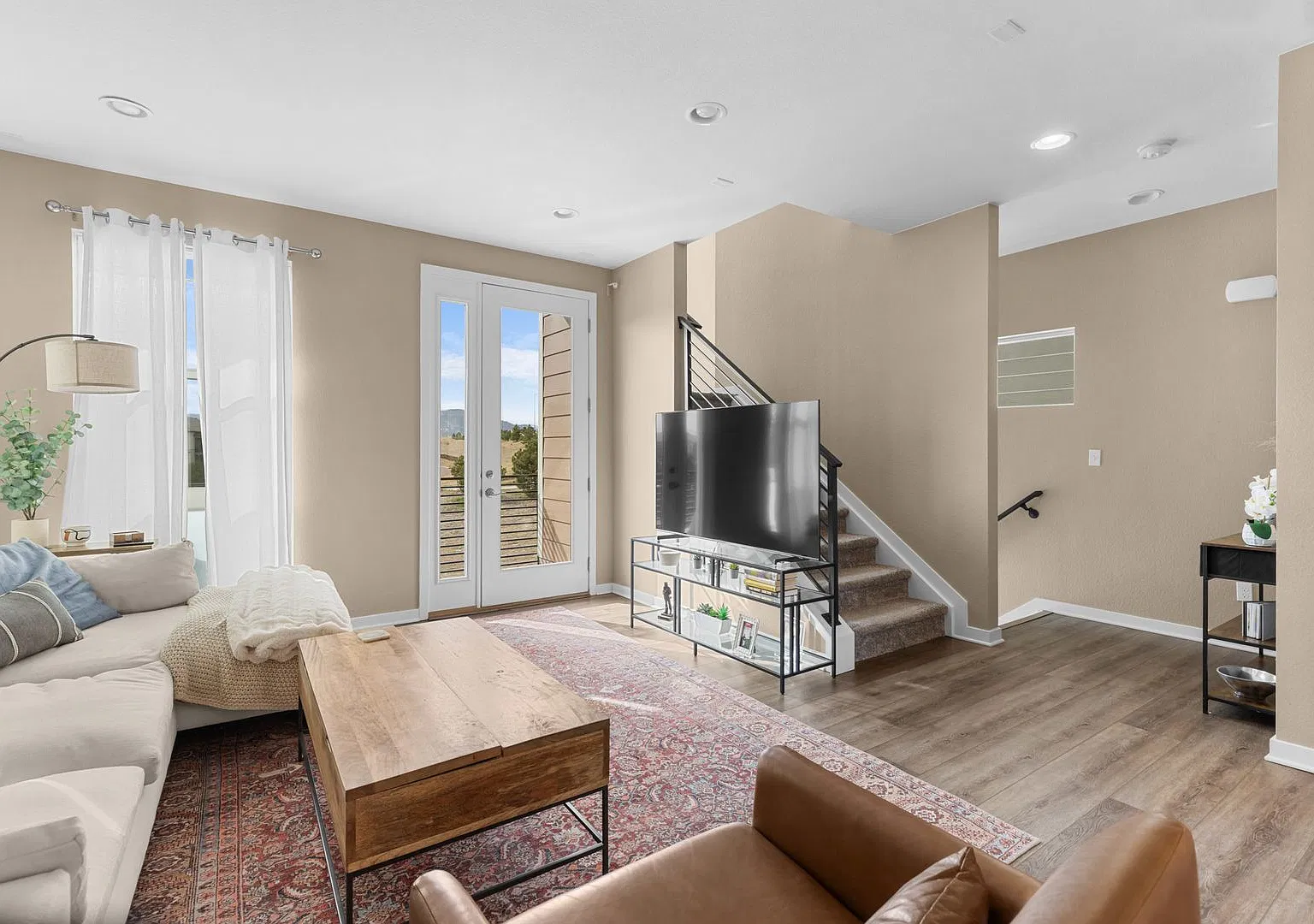 Stunning 2-Bedroom, 3-Bathroom Townhome with Rooftop Deck and Mountain Views — Photo 4