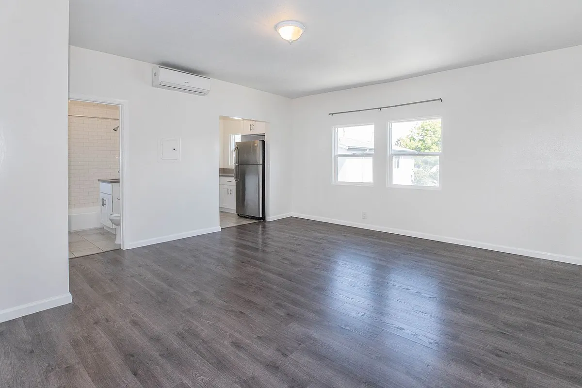 Building Photo - 1260 W 39th St #8
