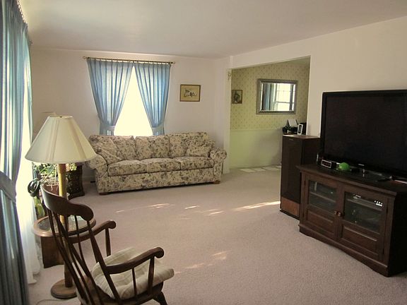 3rd image of 364 Belmont Ave