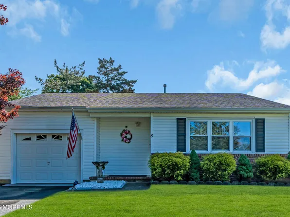 8 Brakenbury Court, Toms River, NJ 08757