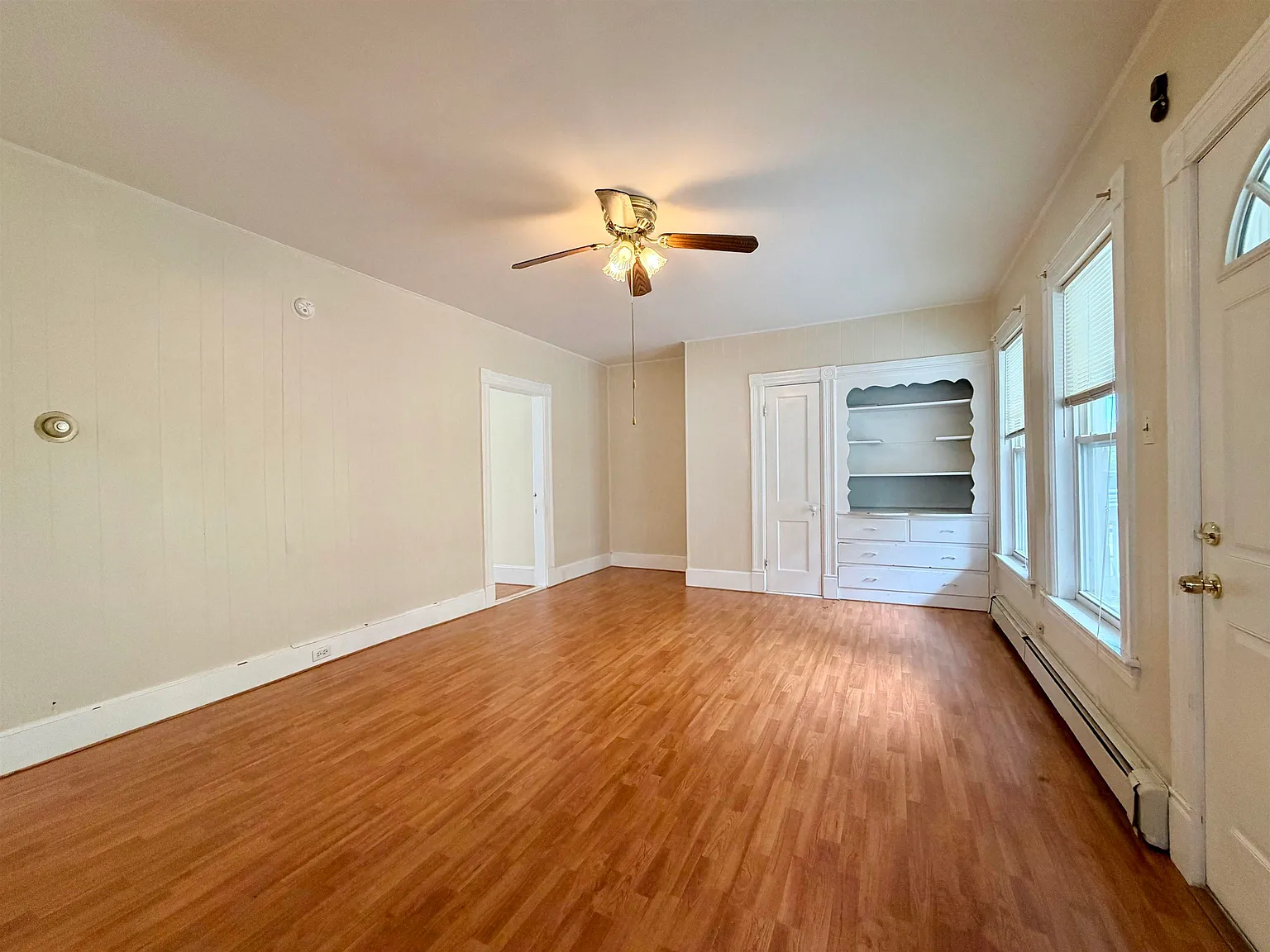 3 bed, 1.0 bath, 890 sqft, $2,100 — Photo 3