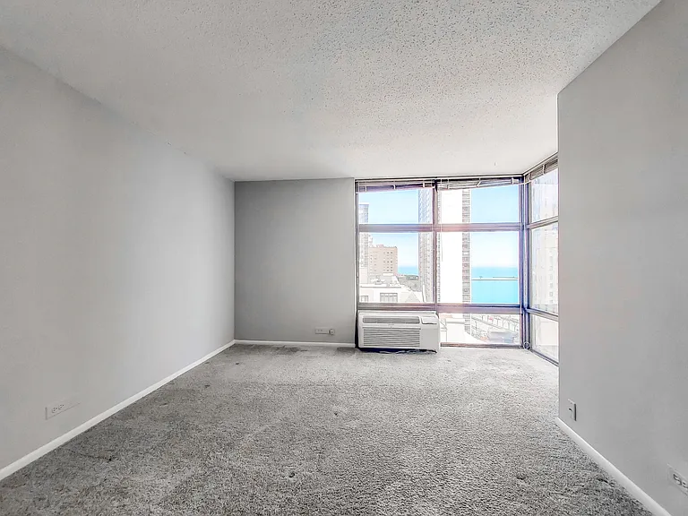 65 East Scott — Photo 27