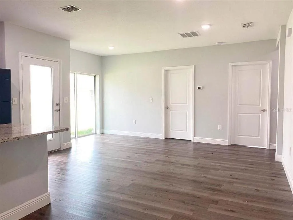 3 bed, 2.0 bath, 1005 sqft, $1,597 — Photo 3