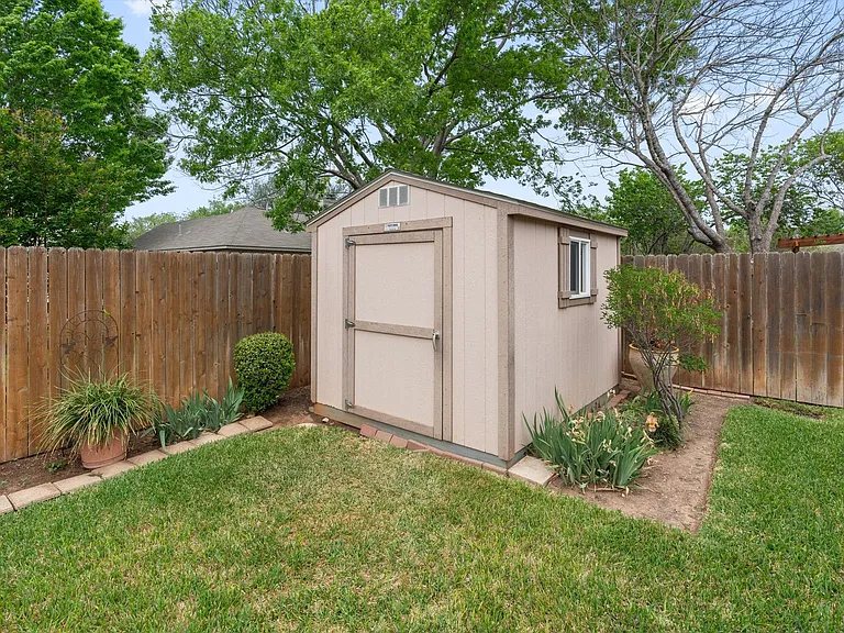 226 Claris Ln — Photo 31