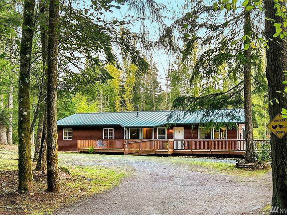 This lovely, welcoming home is tucked away off a quiet country road on beautiful Vashon Island. A delightful refuge!
