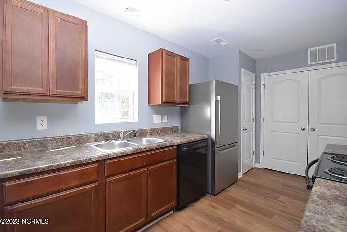 2302 Decorah Ct — Photo 9