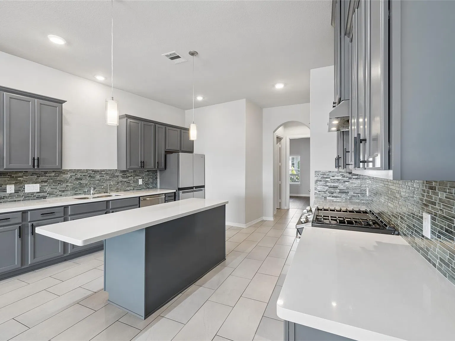 3 bed, 3.0 bath, 2306 sqft, $3,200 — Photo 4