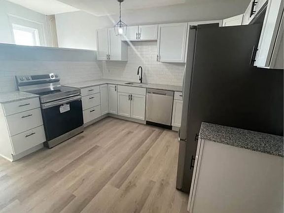 4th image of 413 N Salina St #1