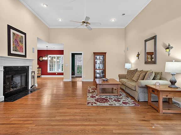 5th image of 623 Walton Way