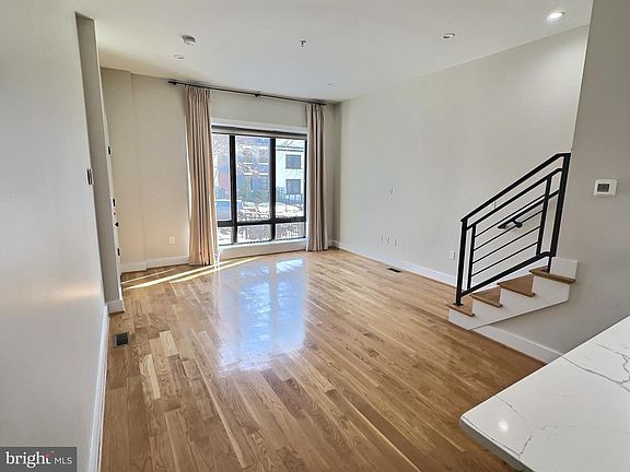 4th image of 1420 Staples St NE APT 1