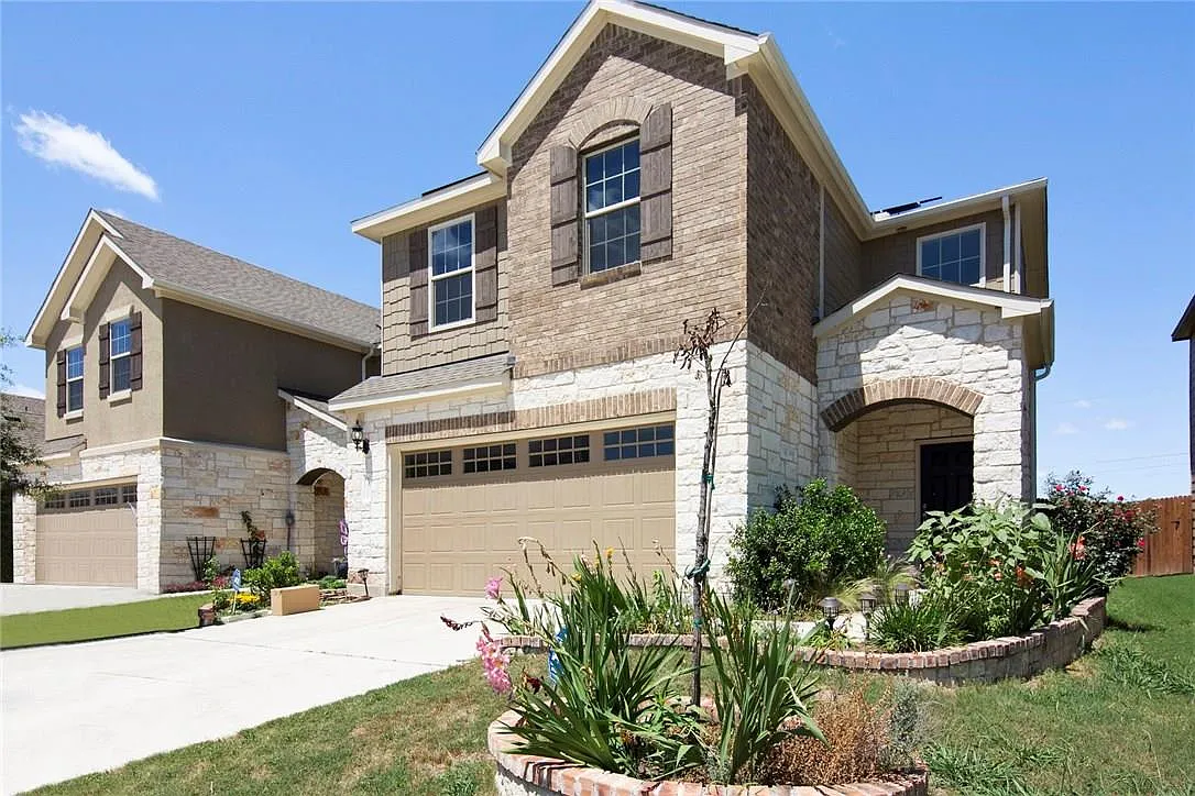 3 bed, 2.5 bath, 2240 sqft, $2,550 — Photo 1