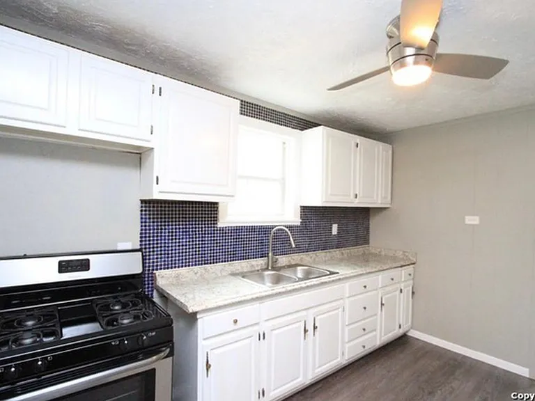 211 Regent — Photo 10