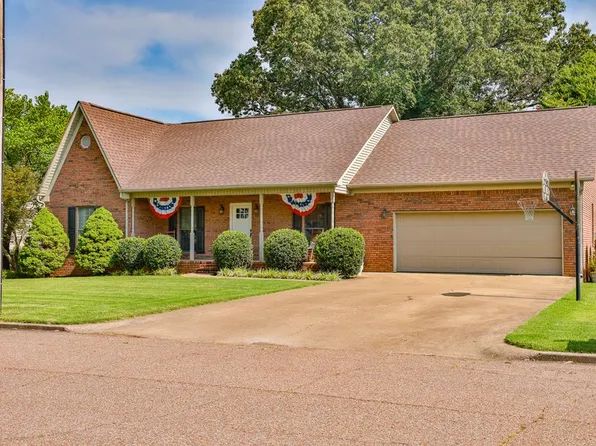 111 Cherokee Dr, Martin, TN 38237