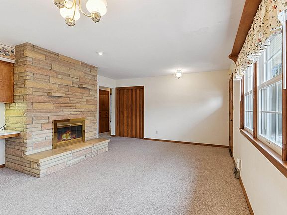 4th image of 323 Barrick Rd