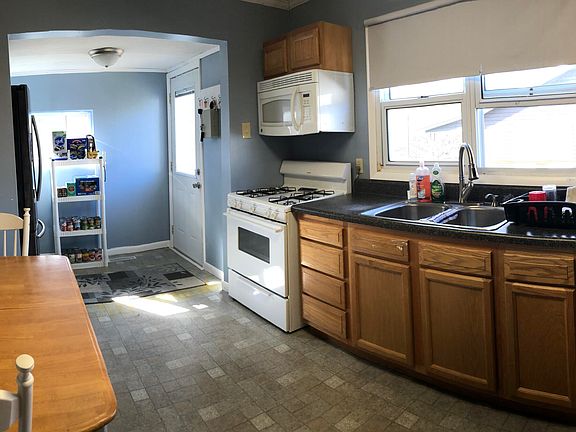 3rd image of 106 Wilson St W