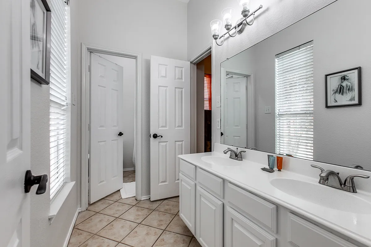 Building Photo - 2905 Oak Tree Dr