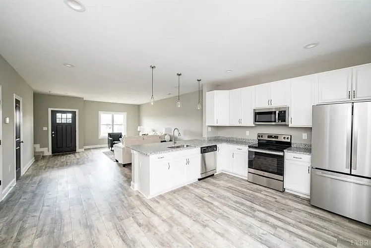 3 bed, 2.5 bath, 1346 sqft, $1,695 — Photo 3
