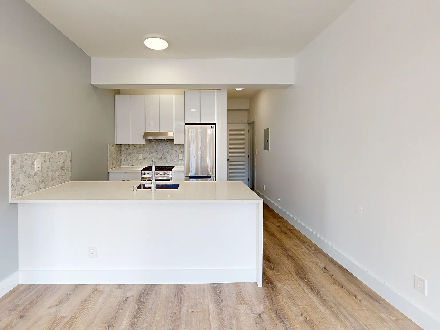 Remodeled Junior 1BR with Island Kitchen & In-Unit Laundry in Lower Nob Hill — Photo 2