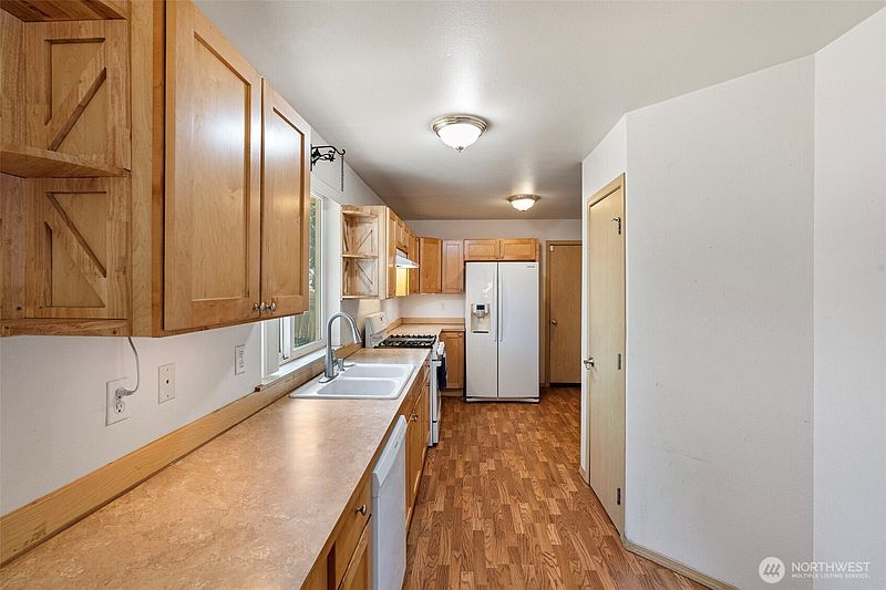 3rd image of 865 S 52nd Street