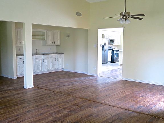 Front great room/Large & open 