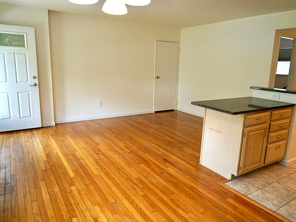5th image of 5004 Christopher St #5004
