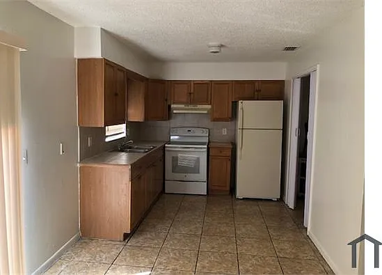 3 bed, 1120 sqft, $2,400 — Photo 2