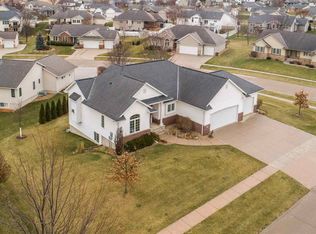 402 Prairie View Cir, Fairfax, IA 52228