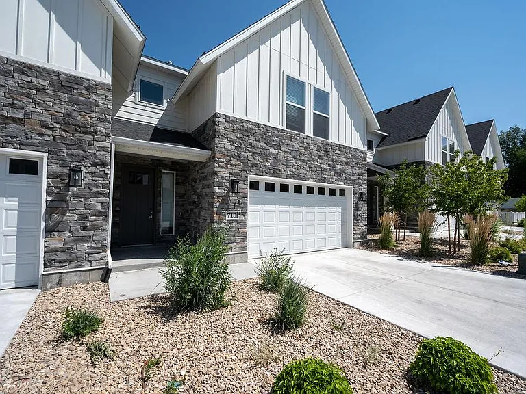 735 E Zekes Ct — Photo 1