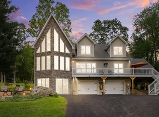 7 Shore Line Dr, Lakeville, PA 18438