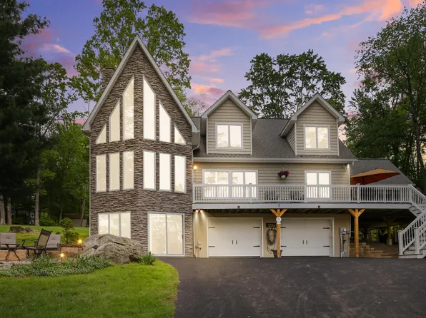 7 Shore Line Dr, Lakeville, PA 18438