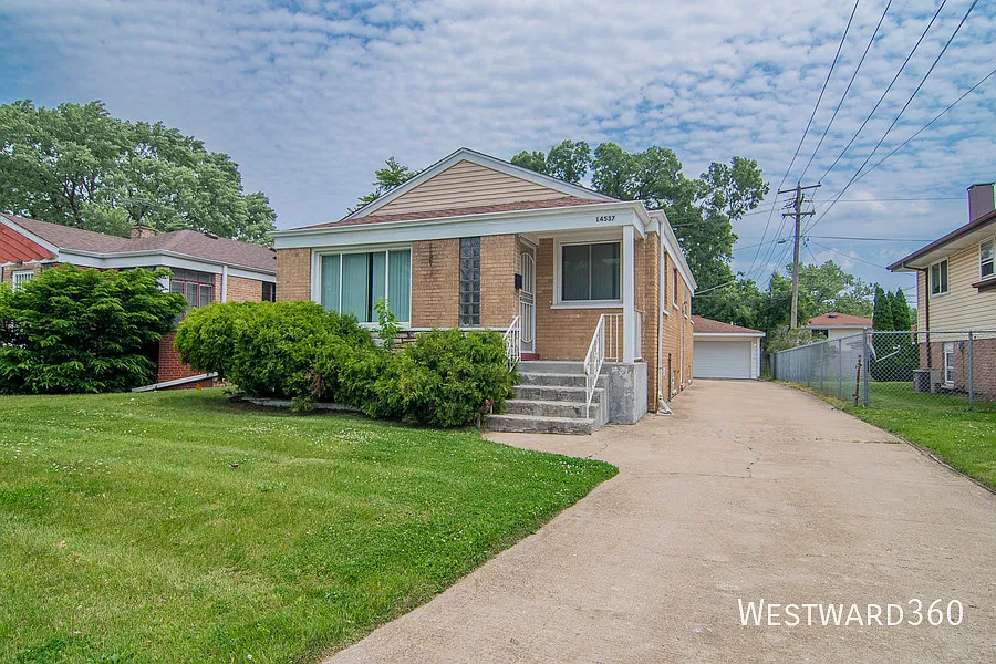 Spacious 3 Bed Home in Dolton w/ Garage, Driveway & Laundry — Photo 2