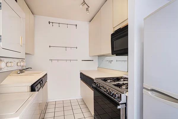 Sold by SERHANT. | media 3