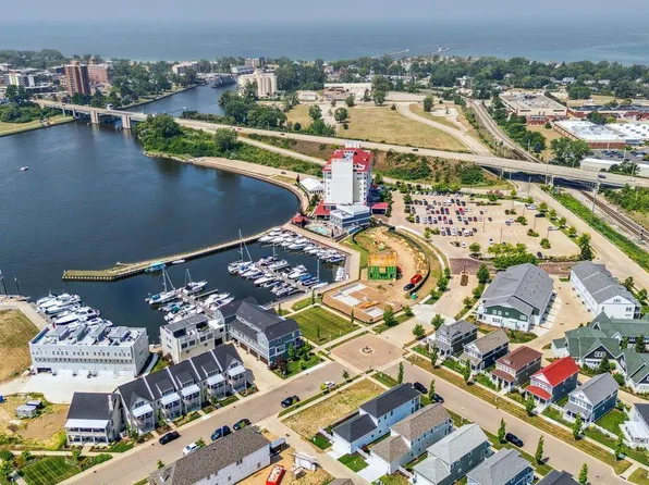 800 Whitwam Dr #14, Saint Joseph, MI 49085