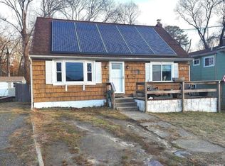 242 Lakeside Trl, Ridge, NY 11961