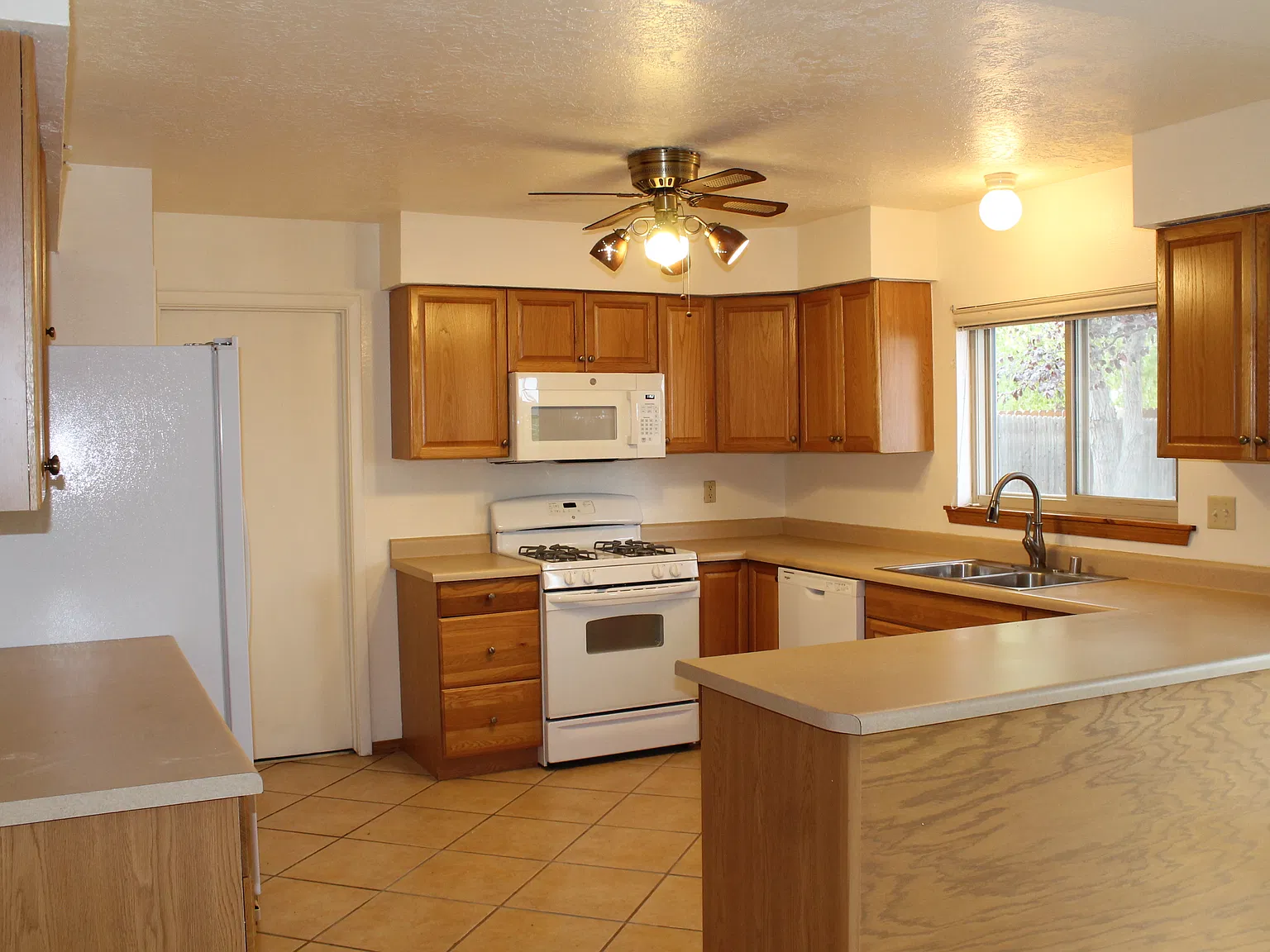 3 bed, 1300 sqft, $2,450 — Photo 3