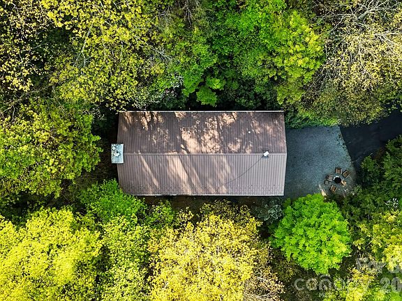 3rd image of 821 Summit Dr