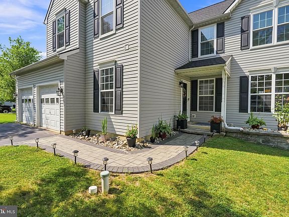 3rd image of 21 N Danbury Cir
